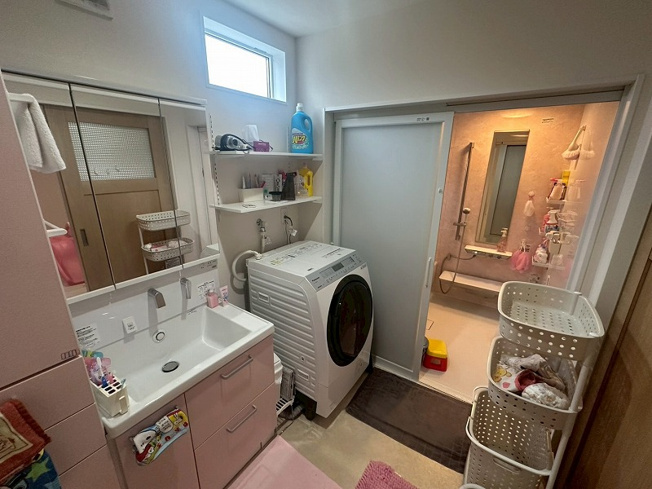 【脱衣所】 | 古曽志町中古戸建 | 広々とした脱衣所です