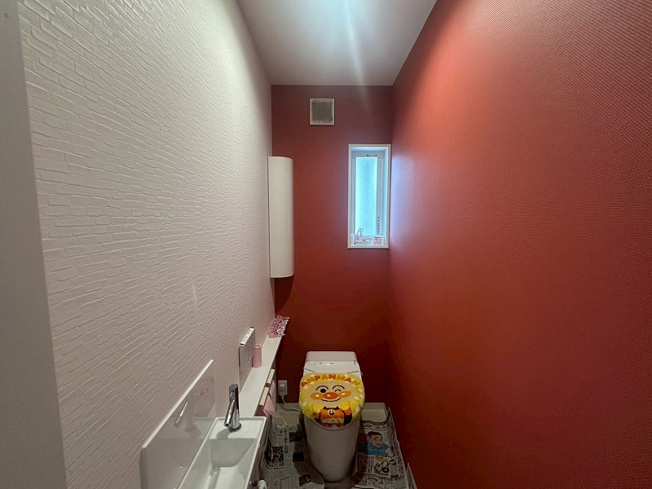 【トイレ】 | 古曽志町中古戸建 | 1階トイレです。玄関入って右側にあります