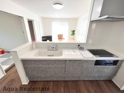 オール電化デザイナーズハウス高松市宮脇町建売③のキッチン|作業スペースが広く家事動線をゆったりと確保できるキッチンです。