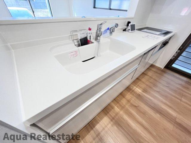 オール電化デザイナーズハウス高松市宮脇町建売③のキッチン|作業スペースが広く家事動線をゆったりと確保できるキッチンです。