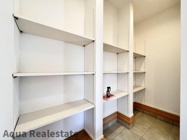 オール電化デザイナーズハウス高松市宮脇町建売③の収納|明るい玄関です