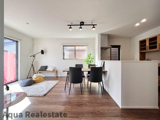 オール電化デザイナーズハウス高松市宮脇町建売③の居間・リビング|家族団欒の場所としてゆったりと居心地の良いリビングです。