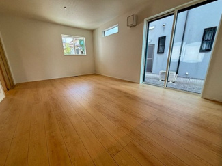 【居間・リビング】 | 佐伯区五月が丘3丁目　全２区画　NO2 | 大きな窓が設置された17帖リビング☆対面式のキッチンでリビングが見渡せるので、お子様やご家族の様子が見えて安心です♪