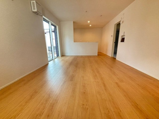 【居間・リビング】 | 佐伯区五月が丘3丁目　全２区画　NO2 | 大きな窓が設置された17帖リビング☆対面式のキッチンでリビングが見渡せるので、お子様やご家族の様子が見えて安心です♪