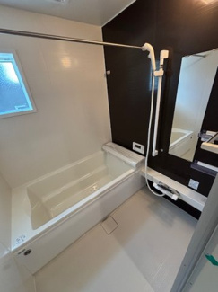 【浴室】 | 佐伯区五月が丘3丁目　全２区画　NO2 | ゆったりした浴槽は、足を伸ばしてゆったり湯船につかることができます。
浴室換気乾燥機付きでカビ予防やヒートショック予防に安心です☆