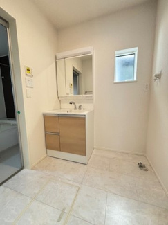 【独立洗面台】 | 佐伯区五月が丘3丁目　全２区画　NO2 | 三面鏡付きの洗面台は、メイクもドライヤーも余裕のスペースです☆