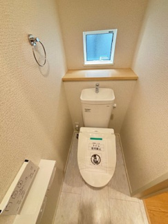 【トイレ】 | 佐伯区五月が丘3丁目　全２区画　NO2 | シンプルなデザインはお掃除やしやすく衛生的。温水洗浄便座付き　トイレ×２