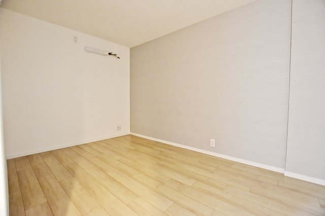 甲子園第八コーポラスA棟の洋室|-洋室（4.5帖）-　家具や敷物のカスタマイズを楽しめる洋室です。自分だけの趣味の部屋として使ってみるのもいいかもしれません。