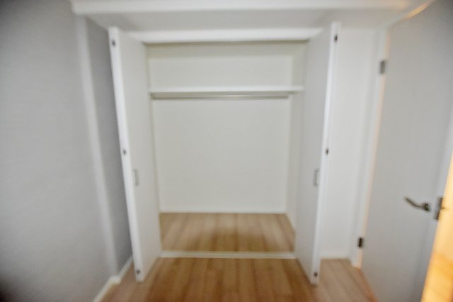 甲子園第八コーポラスA棟の収納|-洋室（4.5帖）-　枕棚とハンガーレール付き収納は衣服だけでなく、大きな荷物も十分に収納できます◎