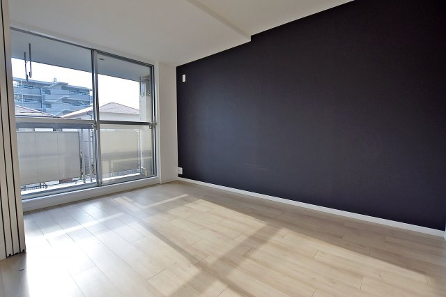 甲子園第八コーポラスA棟の洋室|-洋室（5.7帖）-　バルコニーに面した洋室なので日差しがたっぷり差し込みます。お気に入りのインテリアを設置したり、作業スペースにしたりと色々な活用が出来ます◎