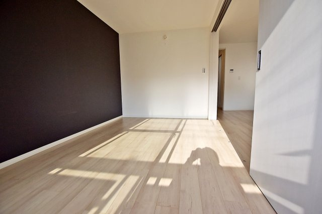 甲子園第八コーポラスA棟の玄関|-洋室（5.7帖）-　LDK横の洋室なのでLDKと合わせて活用すると開放感が増します。お客様用のお部屋にすることも可能です。