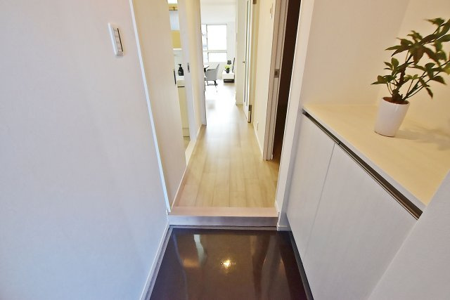 甲子園第八コーポラスA棟の玄関|シューズボックスを完備×清潔感のある空間が魅力！ 玄関収納の上にはお気に入りのインテリアも置くことが出来ます。