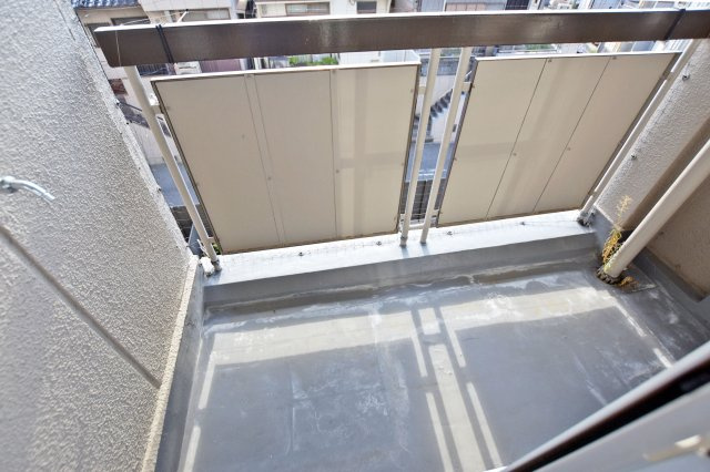 甲子園第八コーポラスA棟のバルコニー|日照時間の長い南東向きバルコニーです。洗濯物を気持ちよく干すことが出来ます。