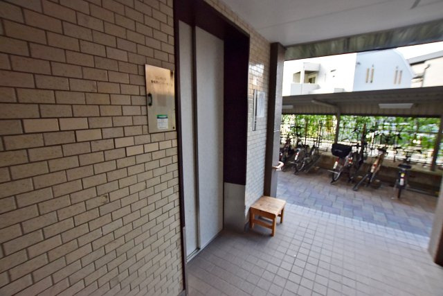 甲子園第八コーポラスA棟のエントランス|エレベーター完備で忙しい朝も安心です。