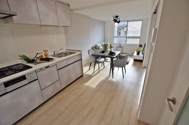 甲子園第八コーポラスA棟の居間・リビング|南東向きの大きな窓から陽ざしが入り、窓から外への視界も広がるため、明るく開放感があるリビング・ダイニング（約10帖）になります。