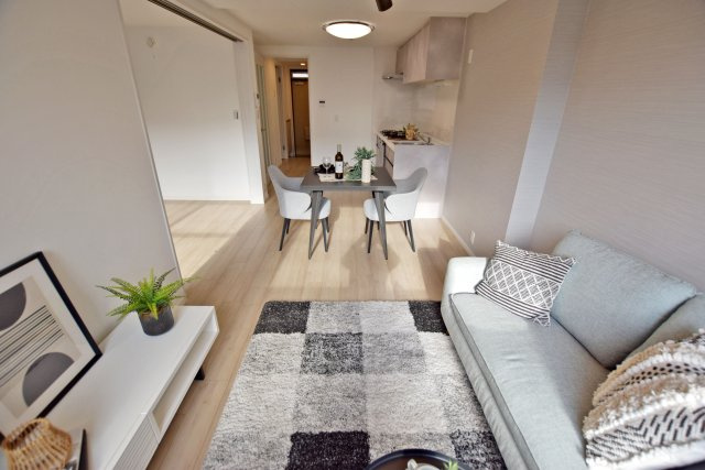 甲子園第八コーポラスA棟の居間・リビング|奥行きがある縦長リビングなので、収納や家具の配置、インテリアコーディネートがしやすいです。