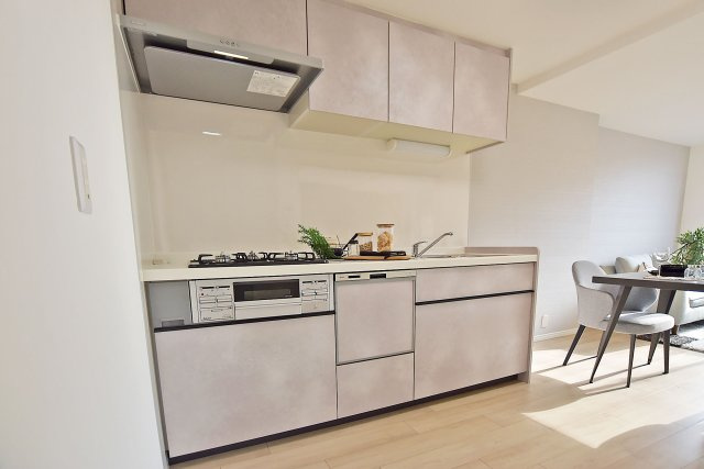 甲子園第八コーポラスA棟のキッチン|上下に収納があり収納豊富なため、常にすっきりとしたキッチンを保つことが出来ます。