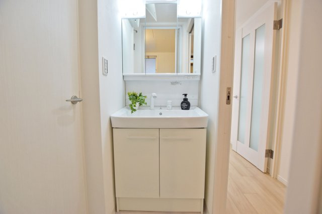 甲子園第八コーポラスA棟の独立洗面台|清潔感あふれる洗面室空間には三面鏡付洗面化粧台◎毎朝の準備時間もゆったりと過ごせます。