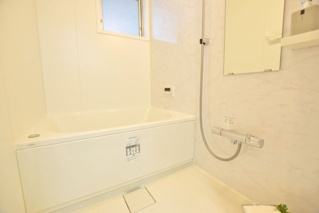 甲子園第八コーポラスA棟の浴室|新調された浴室◎浴室には小窓があるので、換気がしやすく、カビ防止につながります。