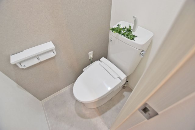 甲子園第八コーポラスA棟のトイレ|温水洗浄便座付きで快適にご利用いただけます。