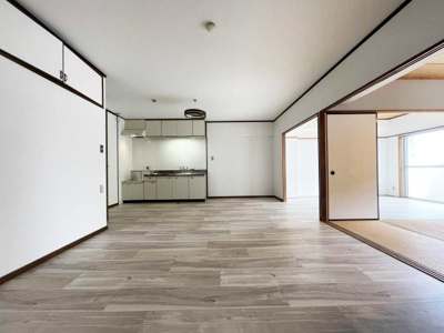 【居間・リビング】 | グランドハイツ中原東 | 広々としたリビングは和室を開放すれば２６帖にもなります。