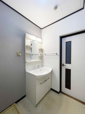 【独立洗面台】 | グランドハイツ中原東 | 洗面室にはシャンプードレッサーと洗濯パンがあります。