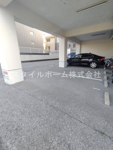 シャトーウィスタリヤの駐車場