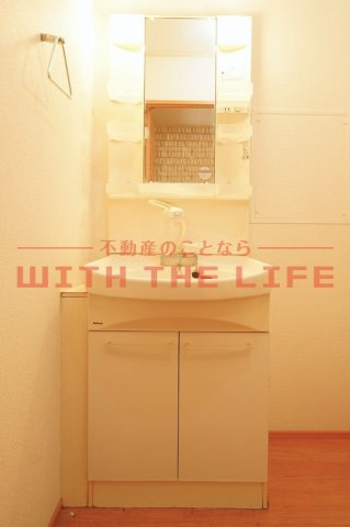 カーザ・ミア【キャッシュバック対象物件】の独立洗面台|独立洗面台、小物を置くことができて便利です