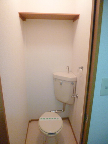 カーサビバーチェのトイレ|★便利な上部棚付きトイレ★