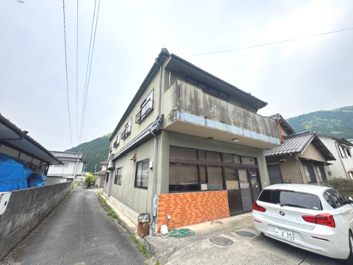真庭市下呰部　事務所付き中古住宅の外観|平成元年築。建物面積５９．１８坪。