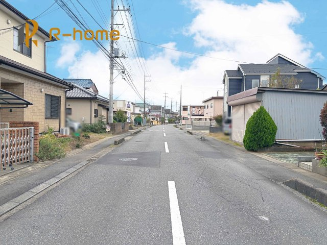 牛久市中央2丁目25-P1　新築戸建て　1号棟の前面道路含む現地写真|『今から見たい！』大歓迎です♪
お気軽にＲ－ｈomeまでお問い合わせください。