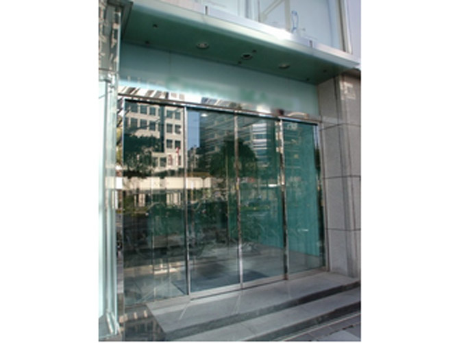 クリスタルＭＡビルのエントランス