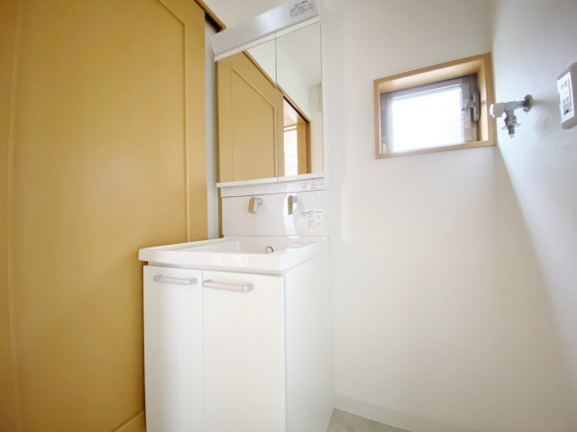 板橋区舟渡2丁目の独立洗面台|使いやすい三面鏡の洗面台
鏡裏やベースキャビネットなど収納スペースもしっかり設けているので水回りをキレイにお使いいただけます