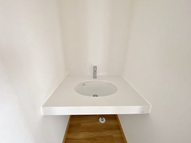 板橋区舟渡2丁目の独立洗面台|玄関には帰宅後にすぐ手洗いができるセカンド洗面台がございます