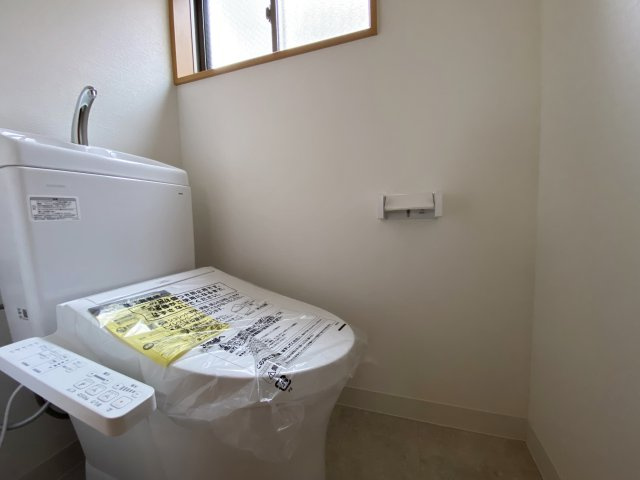 板橋区舟渡2丁目のトイレ|トイレは2ヶ所設置、換気用小窓もあり、明るく清潔な空間です