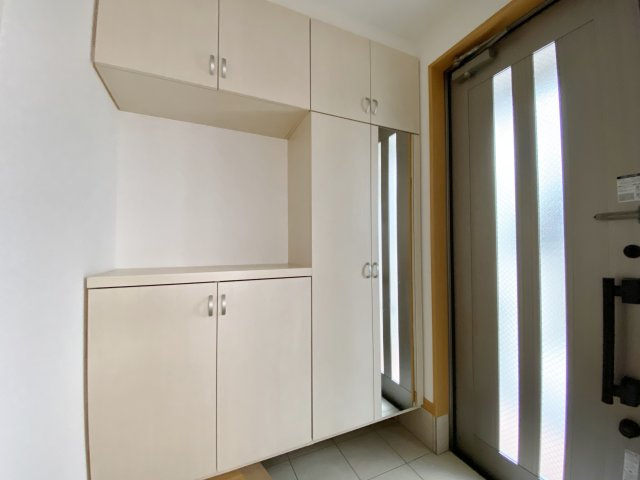 板橋区舟渡2丁目の玄関|ミラー付きトール型下足入れ
お出かけ前の身だしなみチェック出来ます