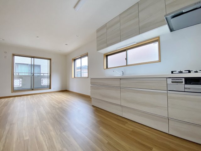 板橋区舟渡2丁目の居間・リビング|2階に配置された約広々LDKは、家族の中心となる快適空間
水回りを2階に集約し、生活動線がスムーズです