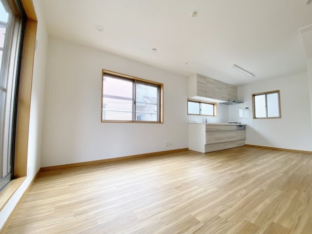 板橋区舟渡2丁目の居間・リビング|2階に配置された約広々LDKは、家族の中心となる快適空間
水回りを2階に集約し、生活動線がスムーズです