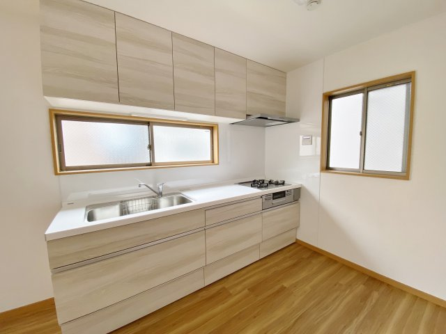 板橋区舟渡2丁目のキッチン|小窓を設け換気に優れたシステムキッチンは浄水器付きです