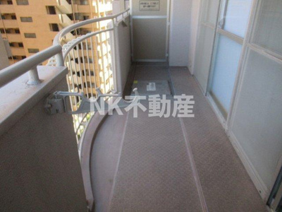 【バルコニー】 | シャトー八戸ノ里（八戸ノ里賃貸） | 外からの目が気にならないバルコニーで洗濯物が干せます