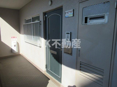 【玄関】 | シャトー八戸ノ里（八戸ノ里賃貸） | ゆったりとした玄関です