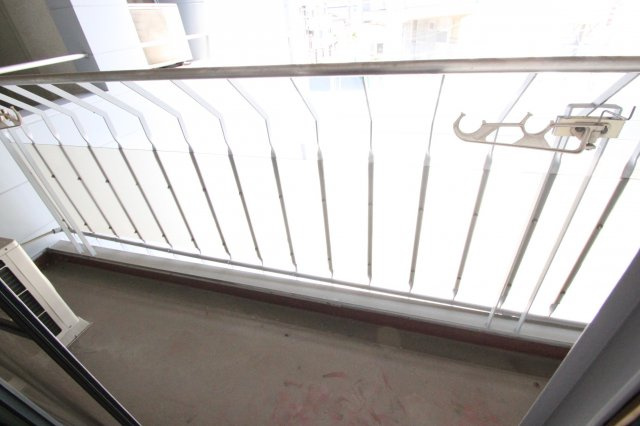 俊徳道駅前ビルのバルコニー