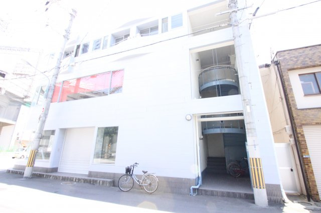 俊徳道駅前ビルの外観