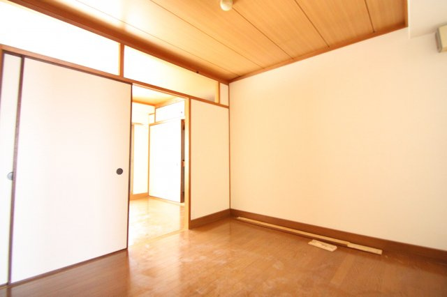 俊徳道駅前ビルの洋室