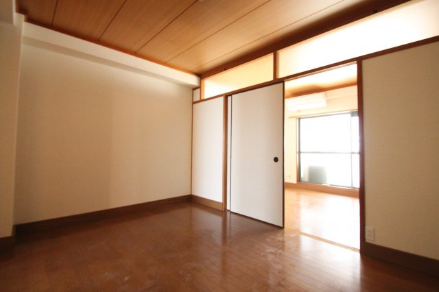 俊徳道駅前ビルの洋室