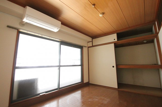 俊徳道駅前ビルの洋室