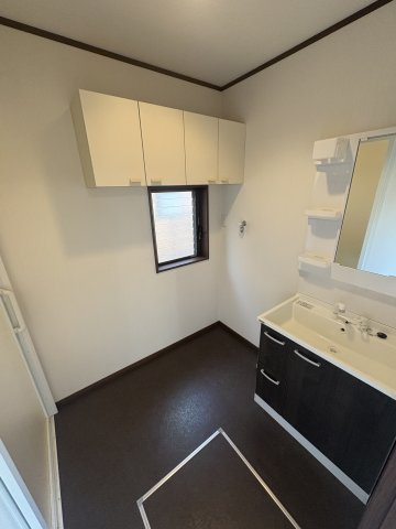 山吹中古戸建の独立洗面台|独立洗面台、朝の身支度には欠かせません