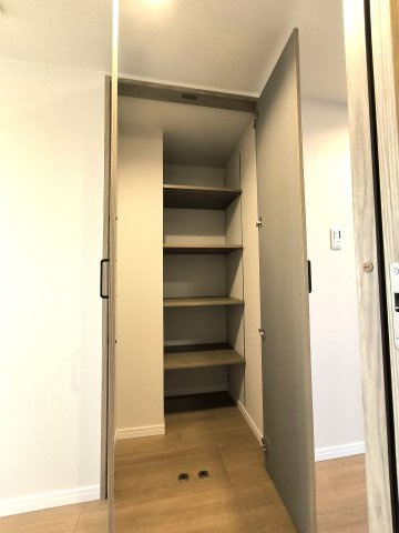 エフローレ新三郷　216の収納|各所に収納スペースを設けているため、家事用品、仕事道具など、場所を分けて綺麗に整理整頓が可能