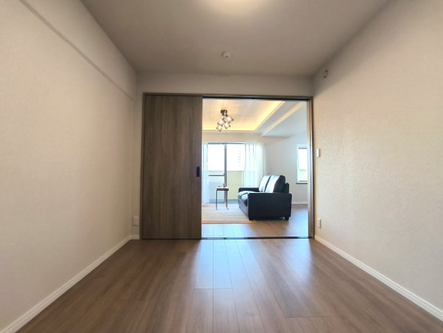 エフローレ新三郷　216の洋室|落ち着いた色合いのフローリングです。
どんな色でも合わせやすく家具選びからカーテンなども合わせやすそうです