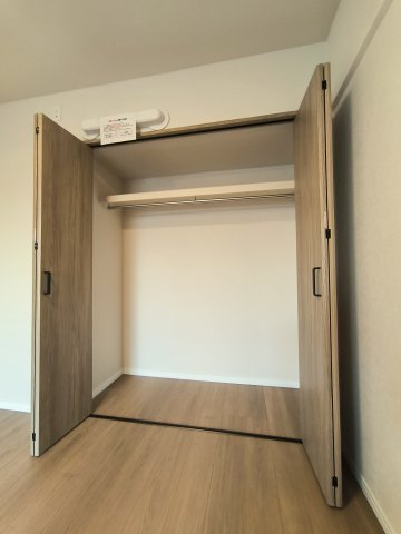 エフローレ新三郷　216の収納|洋服はもちろん、お子様との思い出もたっぷりしまえるクローゼット